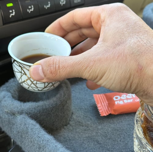 طاولة سيارة للقهوة والفناجيل والقدوع لراحة اكثر وا...