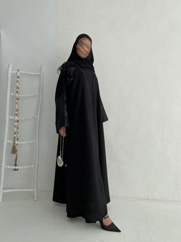 U11 - عبايه انيقه بأكمام تفتا مشجر