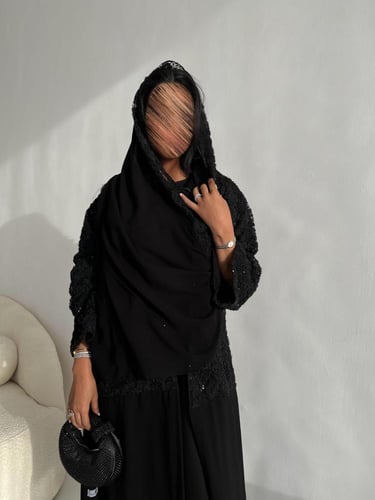 U4 - عباية فاخره مع طرحه اسود ساده *