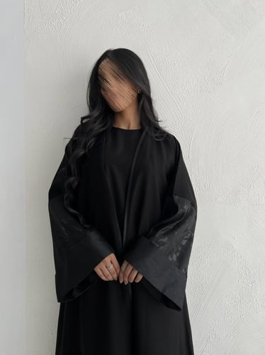 U11 - عبايه انيقه بأكمام تفتا مشجر