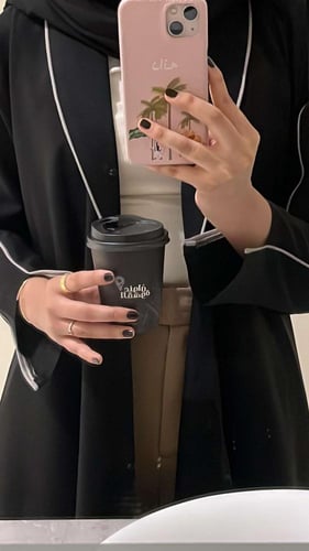 U89 -عبايه بقيطان على الأكمام والياقه فقط