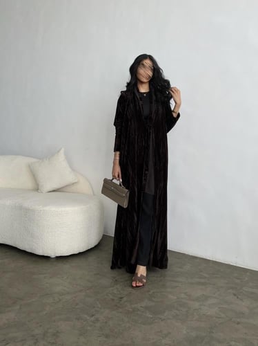 U98 - عبايه مخمل انيقه بلون بني