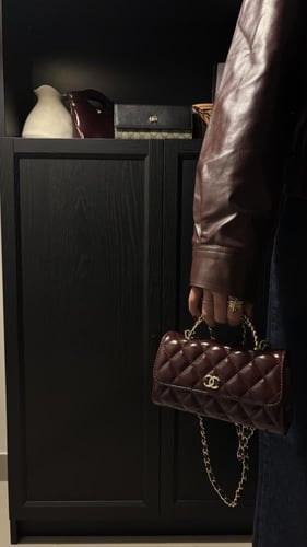 شنطة باللون العنابي