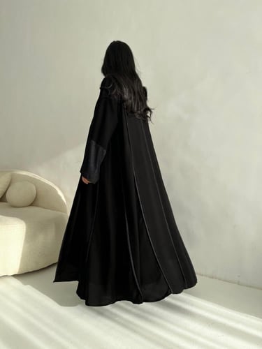 U2 -عبايه انيقه بسواد فاحم مع طرحه بطرف