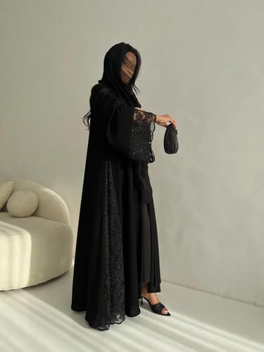 U5 - عباية انيقة بكسرات جانبيه مع طرحه بشك