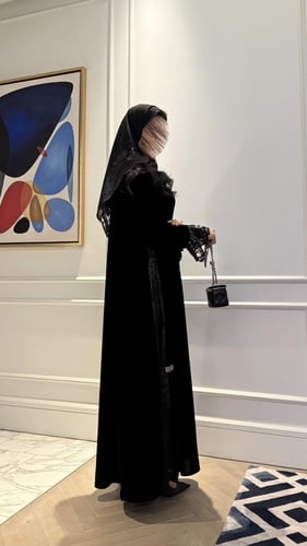 U17 - عبايه انيقه مخمل كوري مع دانتيل