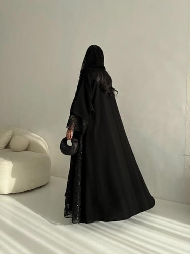 U5 - عباية انيقة بكسرات جانبيه مع طرحه بشك