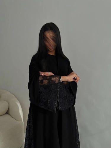 U5 - عباية انيقة بكسرات جانبيه مع طرحه بشك