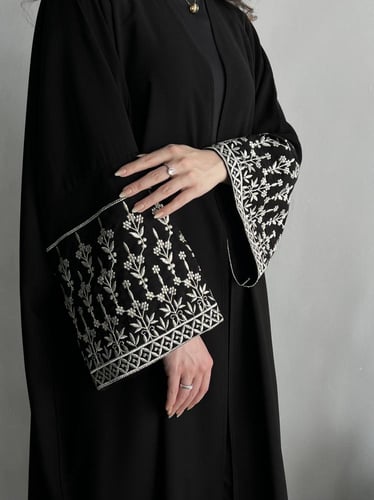 U86-عبايه بقصه واسعه