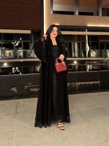 U6 -عبايه سوداء انيقه مع طرحه بشك