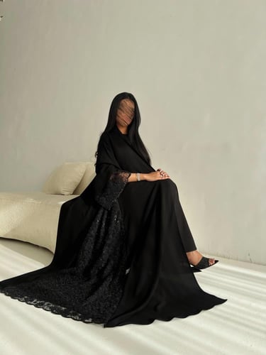 U5 - عباية انيقة بكسرات جانبيه مع طرحه بشك