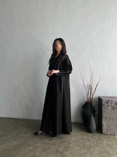 U84-عبايه عمليه اسود بقيطان رصاصي