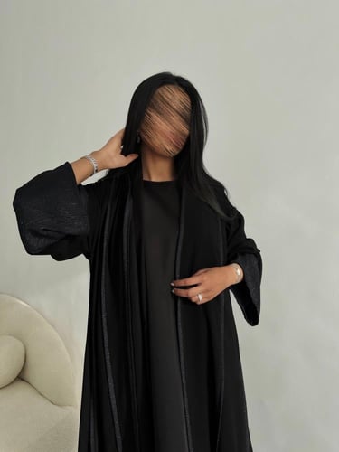 U2 -عبايه انيقه بسواد فاحم مع طرحه بطرف