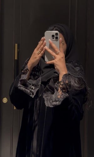 U17 - عبايه انيقه مخمل كوري مع دانتيل