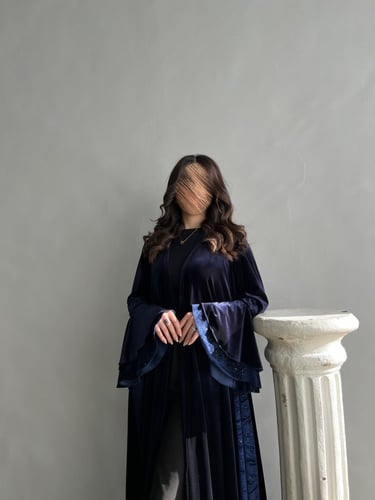 U60 -عبايه مخمل بلون كحلي