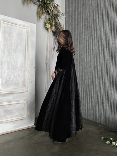 U63- عبايه بكسرات مزينه بدانتيل