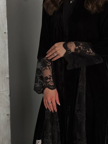 U63- عبايه بكسرات مزينه بدانتيل