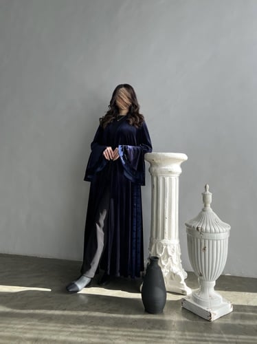 U60 -عبايه مخمل بلون كحلي