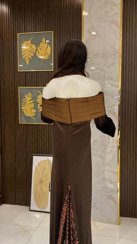 فستان سهرة بني مخمل | فخامة وأنوثة بإطلالة راقية