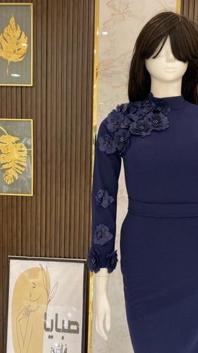 فستان كحلي مزين بالورد