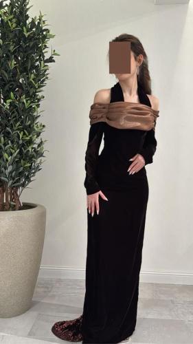 فستان سهرة بني مخمل | فخامة وأنوثة بإطلالة راقية