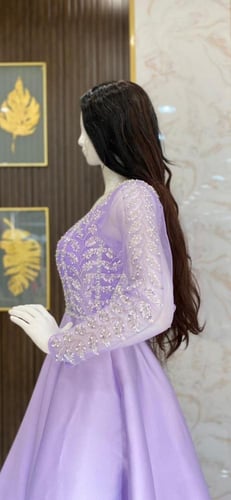 فستان سهرة بأكمام تل مطرزة