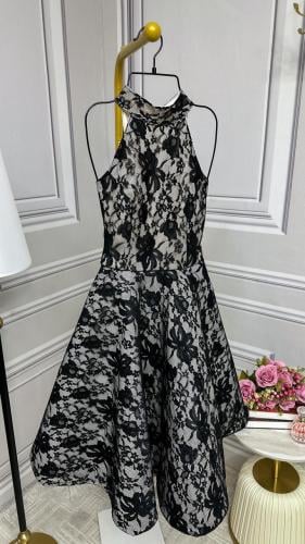 فستان دانتيل محير