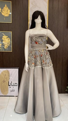 فستان سهرة أنيق بلمسة فاخرة لإطلالة ساحرة