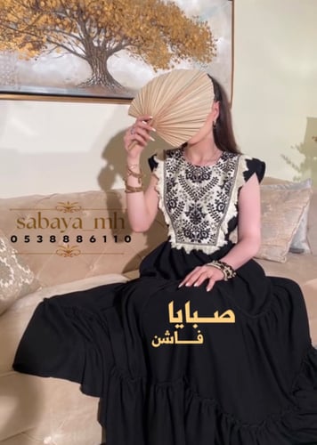 فستان اسود كلفة صدر