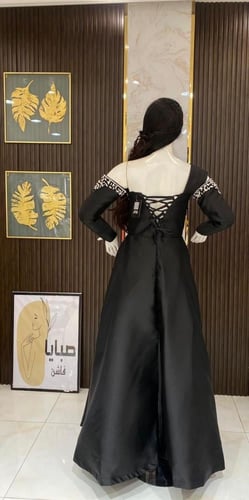 فستان أسود قصة أكمام - أناقة كلاسيكية بلمسة عصرية