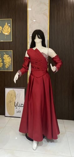 فستان أسود قصة أكمام - أناقة كلاسيكية بلمسة عصرية