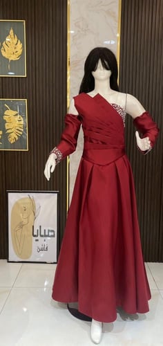 فستان أسود قصة أكمام - أناقة كلاسيكية بلمسة عصرية