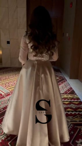 فستان سهرة بأكمام تل مطرزة