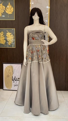 فستان سهرة أنيق بلمسة فاخرة لإطلالة ساحرة