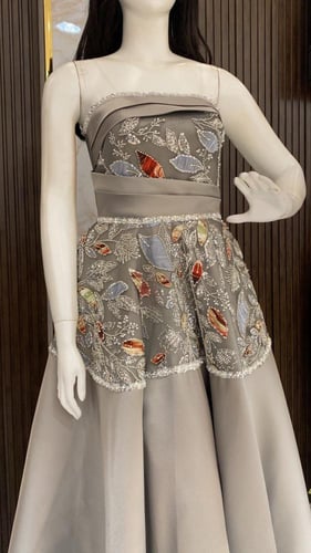 فستان سهرة أنيق بلمسة فاخرة لإطلالة ساحرة