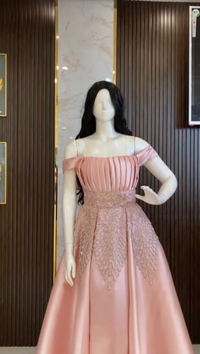 فستان سهرة بكسرات عند الصدر