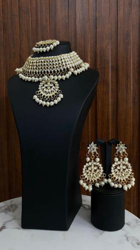 طقم إكسسوار هندي فاخر بتصميم تقليدي