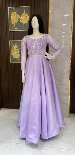 فستان سهرة بأكمام تل مطرزة