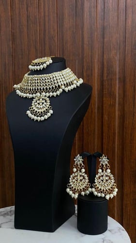 طقم إكسسوار هندي فاخر بتصميم تقليدي