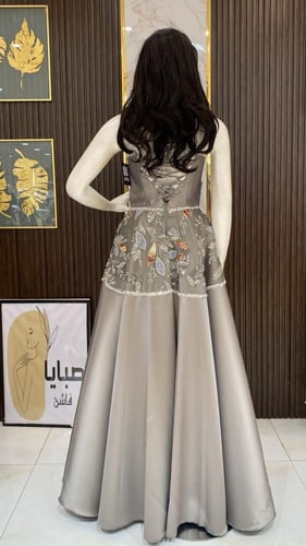 فستان سهرة أنيق بلمسة فاخرة لإطلالة ساحرة