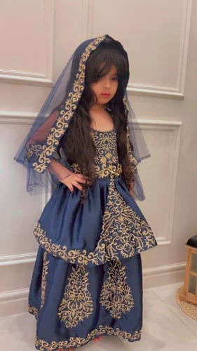 فستان غمرة مع طرحة تل بناتي - إطلالة بريئة وأنيقة