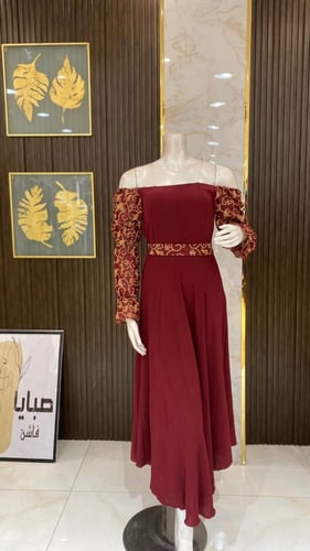 فستان بأكمام مطرزة حروف - لمسة فنية وأسلوب عصري