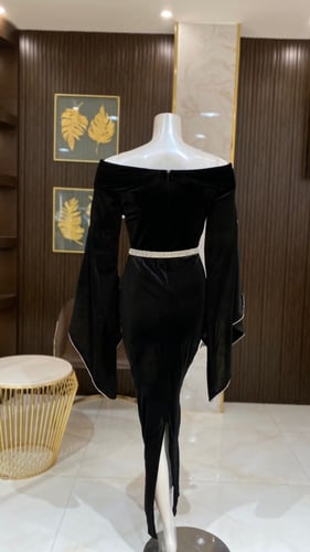 فستان مخمل بأكمام كريستال مفتوحة