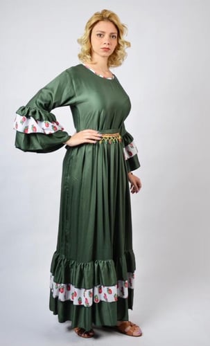 فستان تراثي بكلفة فراولة - لمسة تقليدية بطابع أنثو...