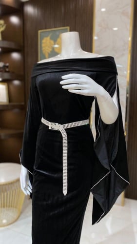 فستان مخمل بأكمام كريستال مفتوحة