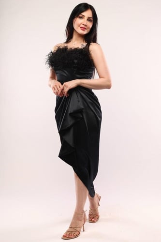 فستان حرير ريش صدر اسود