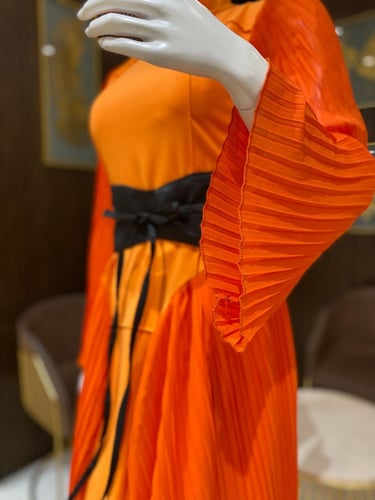 فستان شيفون ميدي بكسرات اكمام