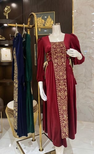 فستان مخمل غمرة بتطريز ذهبي