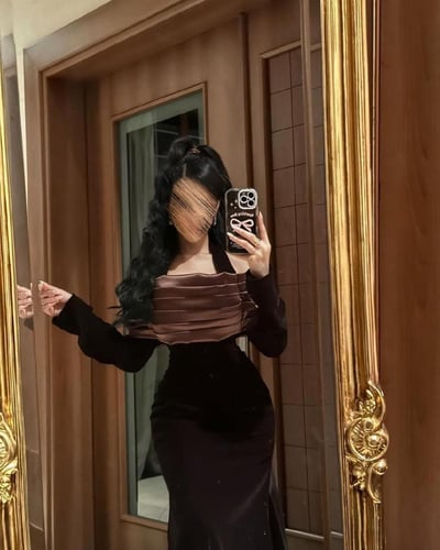 فستان سهرة بني مخمل | فخامة وأنوثة بإطلالة راقية