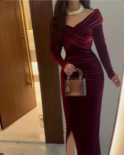 فستان مخمل كلاسيكي